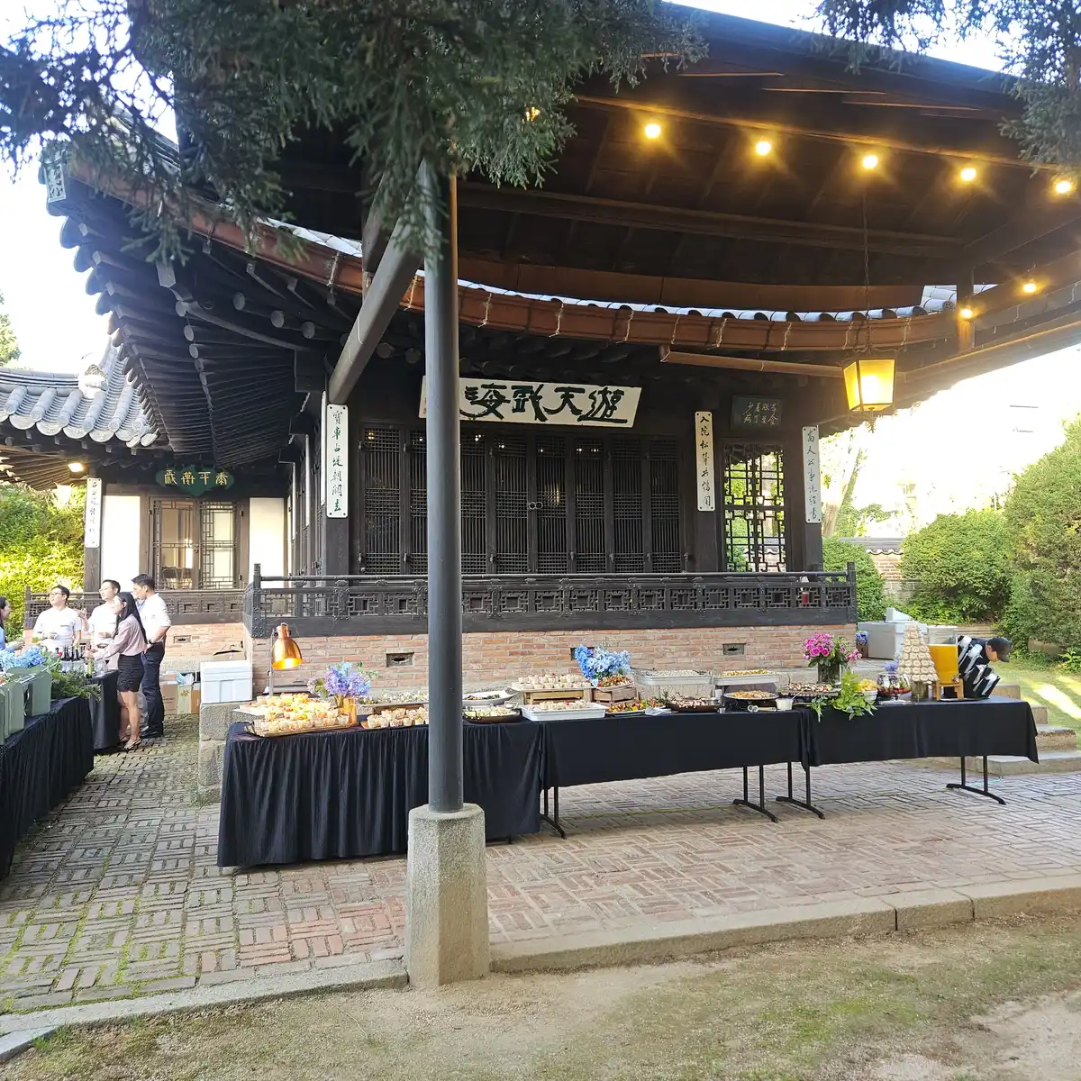 동문회 뷔페 테이블 세팅